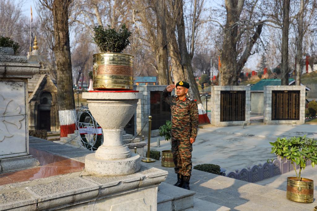 Lt Gen Upendra Dwivedi, #ArmyCdrNC laid wreath at Chinar War Memorial, BB Cantt, #Srinagar and paid homage to the #Bravehearts, who have made the supreme sacrifice in the line of duty. 

<a href="/adgpi/">ADG PI - INDIAN ARMY</a>
<a href="/Northerncomd_IA/">NORTHERN COMMAND - INDIAN ARMY</a>