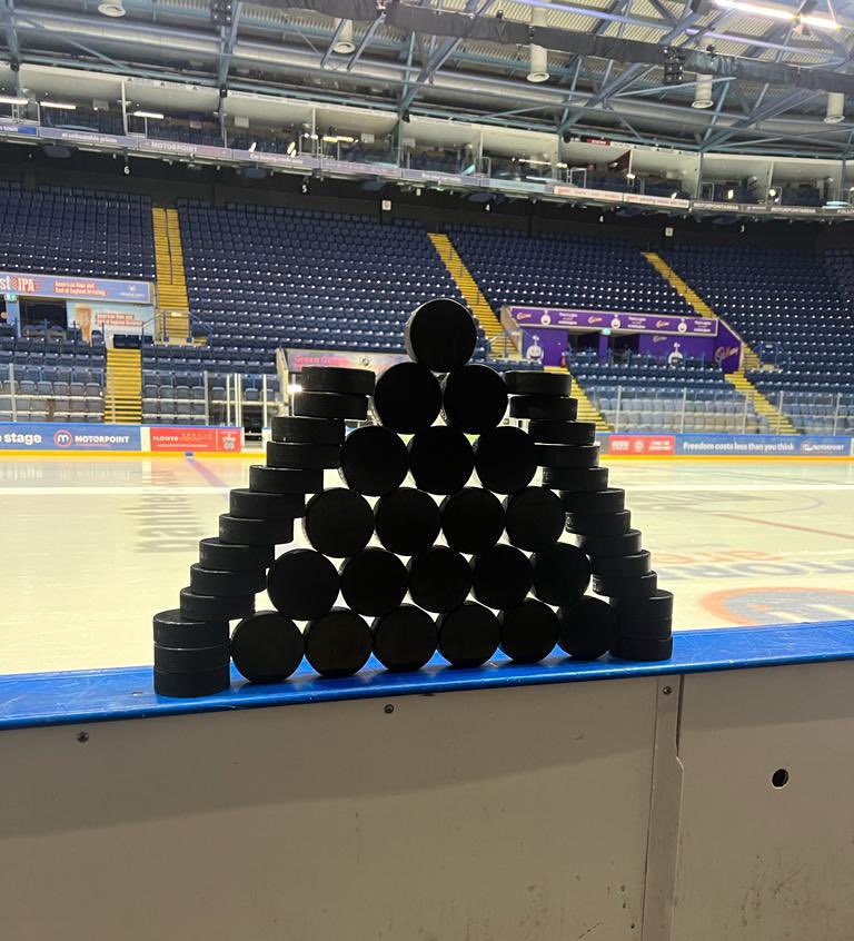 Puck stacks by @CharlesStuartH1 at U18 Women’s camp👀🇬🇧

Which is the best? 1️⃣ or 2️⃣