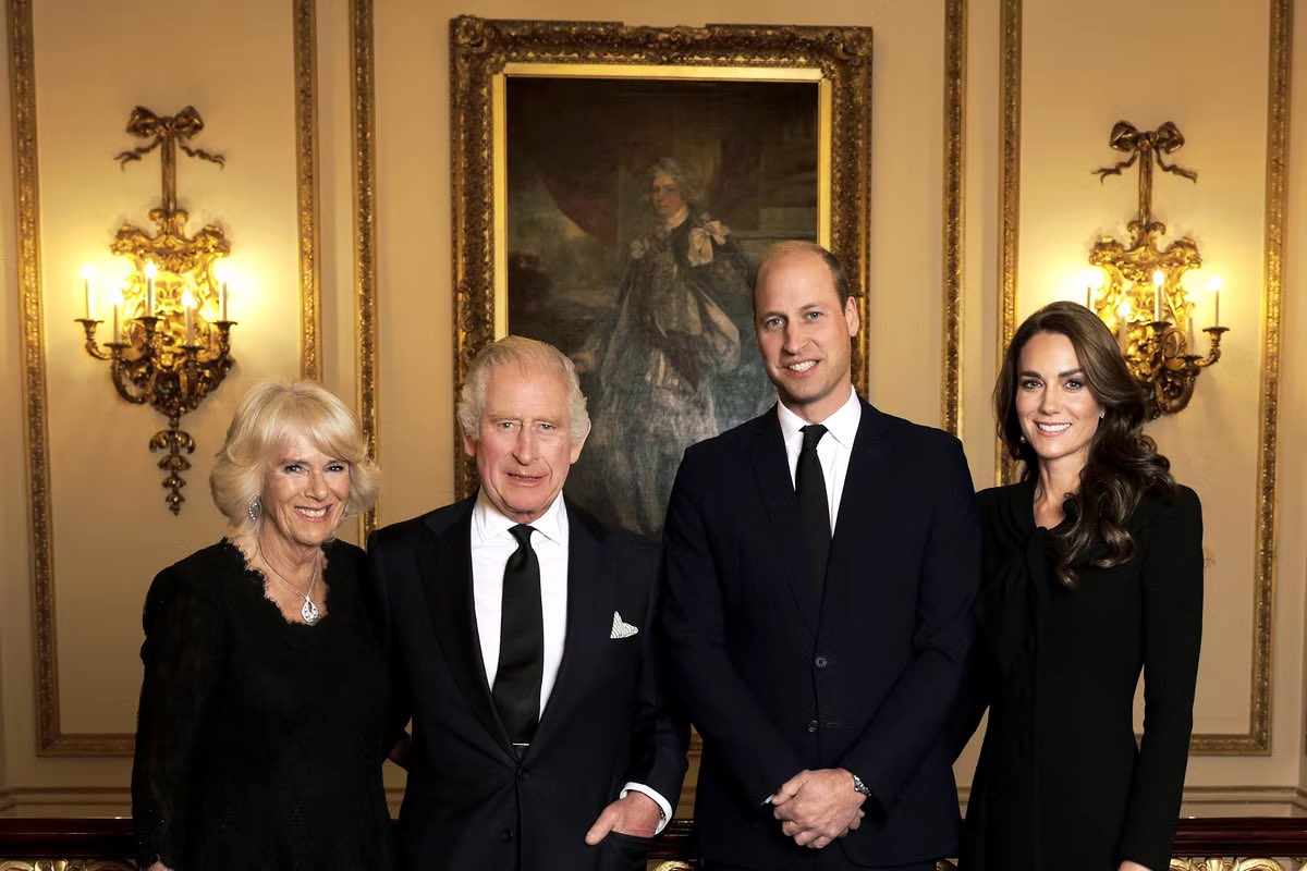 redelitist's tweet photo. at this point, nothing but immense, monumental respect for them. imagine having to put up with slanderous lies and having your name dragged through the mud, and enduring it with such dignified silence. 
god save the king https://t.co/8D2TQS7hve