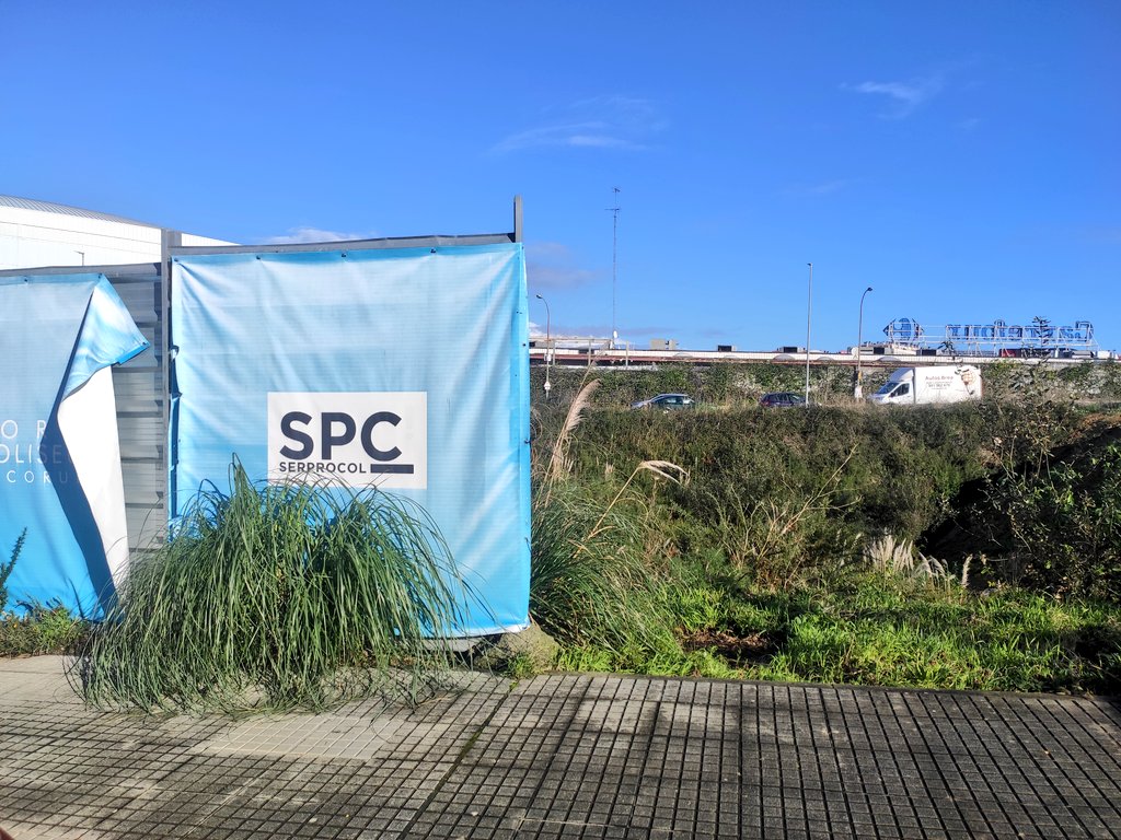 sector7_coruna's tweet photo. 🐷 Muy bien, ya tenemos punto limpio en el barrio y sin enterarnos...#Serprocol se agradecería tener las vallas bien puestas, es más fácil q educar a la gente uno a uno ☺
@ConcelloCoruna @Depucoruna @CorunaSostible #barretisequeres #coruña #someso #recintoferial https://t.co/jfROGPR61R