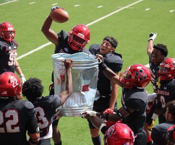 SRFBBoosters's tweet photo. Happy Birthday, @quincbone22 !!! 🐺🏈♥️🖤♥️🖤 @SRSUFootball #QuincyRBlair #QueueTheDeuce #UtilityPlayer https://t.co/FcY8J5E5Vj