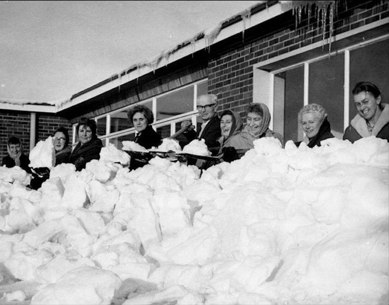 friseuringo's tweet image. The Beatles had been due to fly from London to Edinburgh on the morning of 2 January 1963. Due to bad weather, however, their flight was changed at the last minute and they landed in Aberdeen instead.
#2January ❄️ #Beatles - big freeze '63