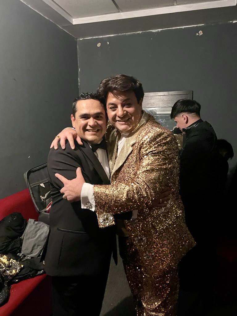 rafaramirezmx's tweet photo. Terminando 2022⌛️
Empezando 2023⏳✨
Bendecidos con trabajo! 🍾🥂🍇🥳🎼💃🕺🏻🤩🙏🏽💯🎭😂🤣👏🏼👏🏼🎬🎤📸🎥🎧💻
¡SIMPLEMENTE GRACIAS!🙏🏽
Las imágenes lo dicen todo…🙌 Público de lujo!
Feliz año a todos❗️
#ReyRojasImitadorJuanGabriel
#SonoraMermelada
#RafaRamirez
#ElPrincipeDeLaRisa https://t.co/eRnFulTgAs