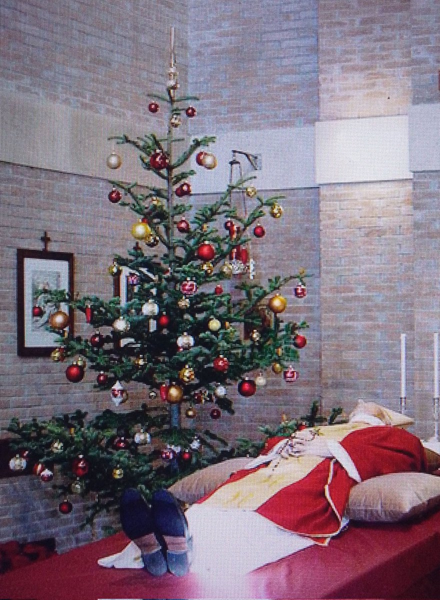 Feierteifi's tweet photo. @dckshow Die 20er machen weiter wie gewohnt: Erst COVID, dann Putin und jetzt ist auch noch der Weihnachts-Mann gestorben. https://t.co/jCO0saNTXV