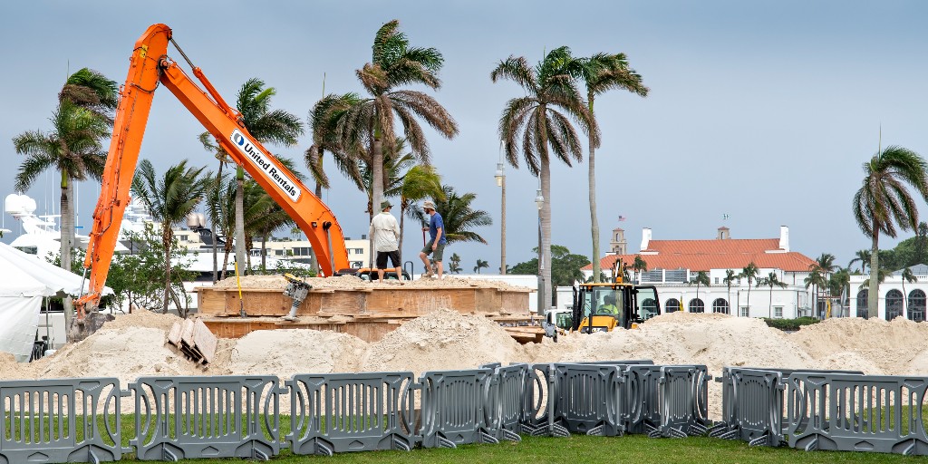 thecityofwpb's tweet photo. See you later, Sandi! We appreciate the memories, and we can’t wait till we meet again 👋
Be sure to come wave Sandi goodbye over the next few days at the Great Lawn.
#WPBSandTree
#HolidayInParadise https://t.co/qTrNuzbnmM