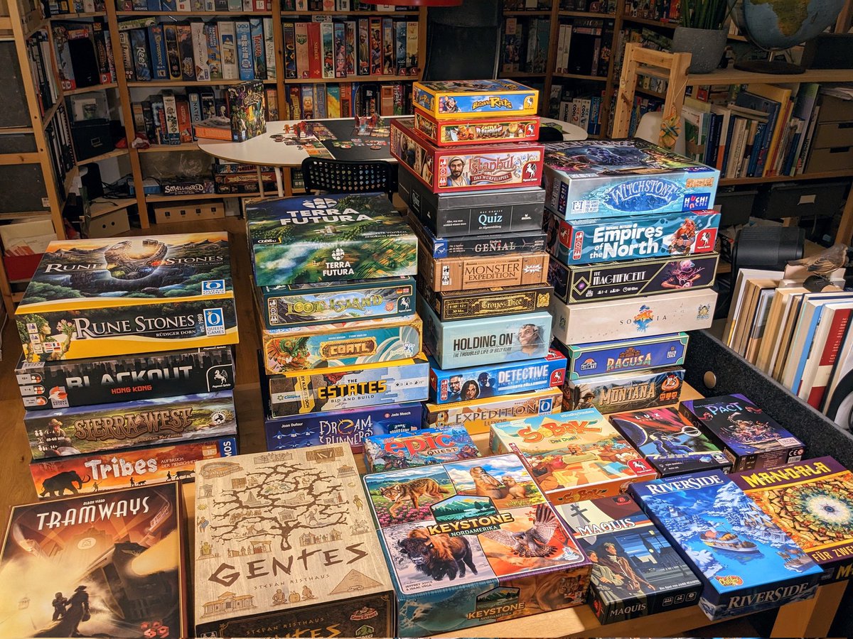 Ein gutes Neues euch allen! Für alle, die gerne Brett- und Kartenspiele spielen hab ich ein paar #boardgames zum Verkauf. Bei Interesse schickt mir einfach eine Direktnachricht hier auf Twitter. Ach ja, Discordia hat es irgendwie nicht aufs Foto geschafft. Sehr gerne retweeten!