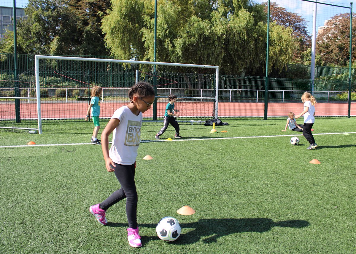 usepnationale's tweet photo. Comment aborder le #football à l’école? C’est l’objet du stage commun aux cadres @FFF @education_gouv et @usepnationale qui débute demain à #Clairefontaine. Avec un impact sur l’approche éducative du jeu, explique #ErvinTursic, délégué du @CrusepAuRA
▶️https://t.co/73guFt5icD https://t.co/NYtIDFHOsB