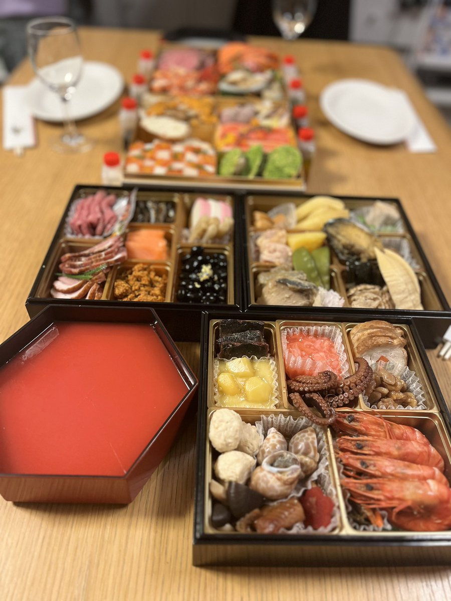 sachi_ria_riko's tweet photo. 今年も豪華なお節料理💖
璃光のアレルギーがあった時は作ってましたが、今は食べれるように☺️
表参道CILQとラジオ局コラボお節とママの家はおばあちゃんからの教えが多く棒寒天で作った寒天をお正月に食べるのでそれだけ準備!
#CILQ
#お節
#絶品
#棒寒天 https://t.co/fIdse4KD6k