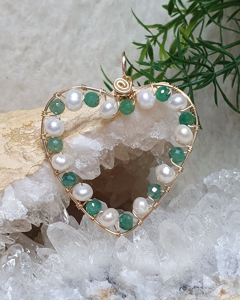 OOAK Emerald & Pearl gold-filled heart pendant preciouslywired.com

#handmade #handmadejewellery #craftbizparty #ukmakers #MHHSBD  #heartpendant #ElevensesHour #UKGiftAM #smartsocial #HandmadeHour #Inbizhour #womeninbiz #WomanInBizHour #YourBizHour #UKLateHour
 #earlybiz