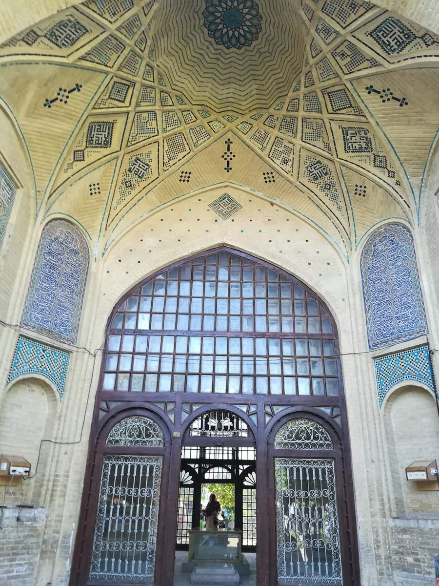 skymanuelima's tweet photo. O túmulo de Hafez e o seu mausoléu memorial associado, são duas estruturas comemorativas erguidas na ponta norte de Xiraz, no Irão, em memória do célebre poeta persa Hafez de Xiraz. Hafez nasceu em Xiraz em 1315 e morreu lá em 1390. #tumulo #Hafez #Shiraz #Irão #Persia #poeta https://t.co/5XREdDRdrc