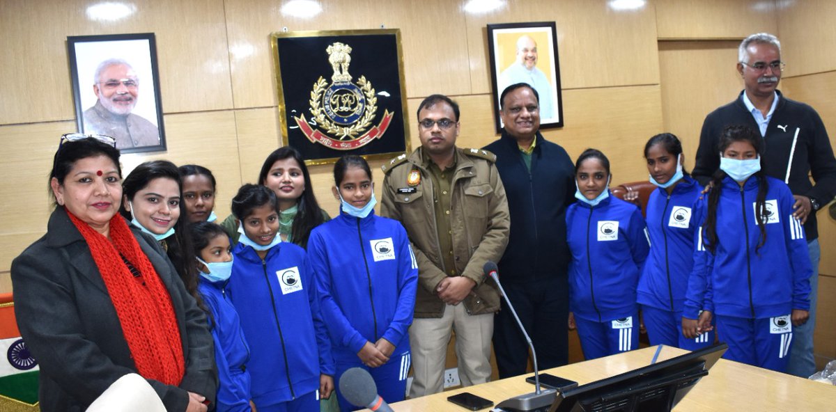 chetnango's tweet photo. Many thanks @DCPWestDelhi @BansalIps for motivating slum children to continue their education and self defense training through @chetnango and @DelhiPolice today at your office. https://t.co/6PkTz3RWFy