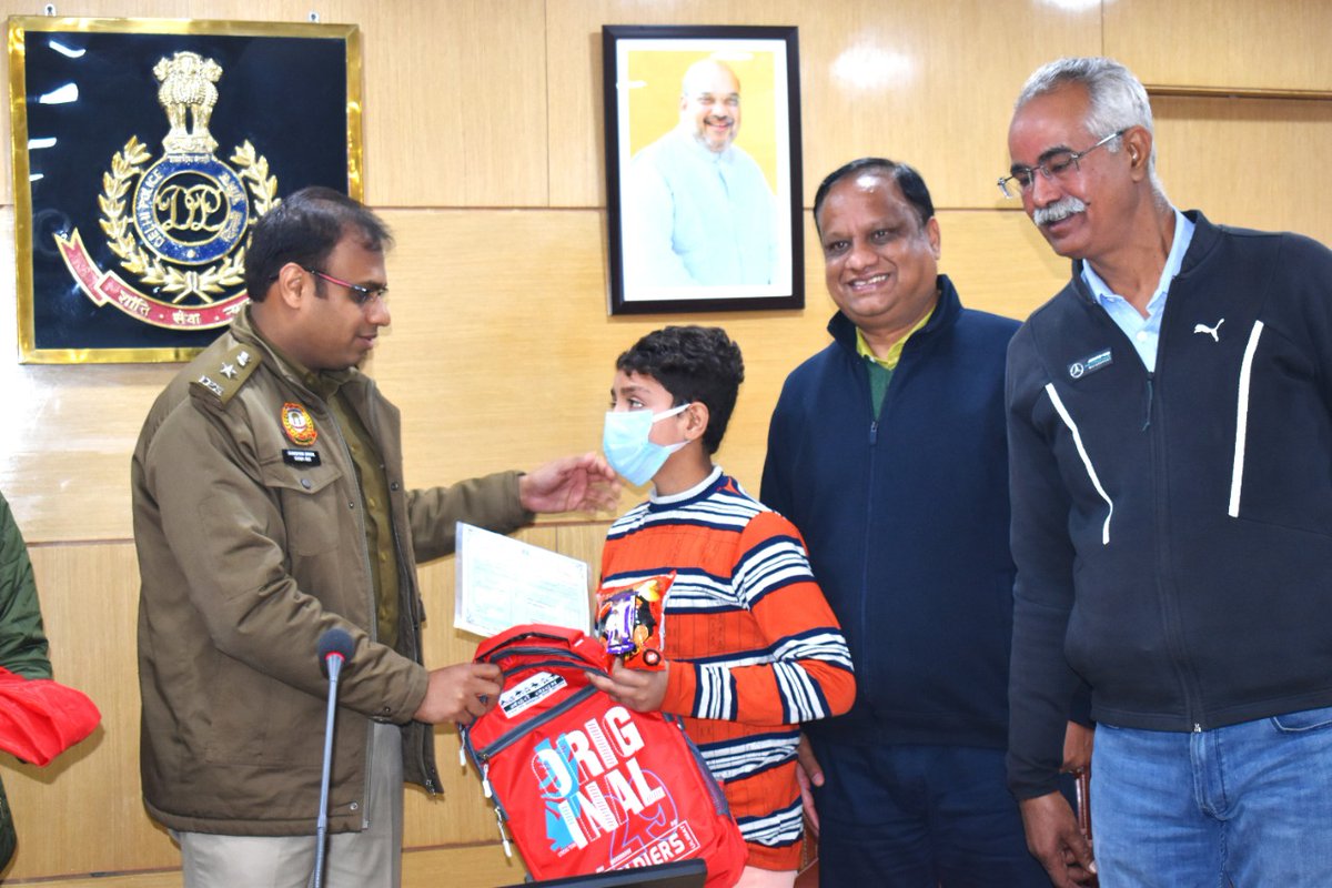 chetnango's tweet photo. Many thanks @DCPWestDelhi @BansalIps for motivating slum children to continue their education and self defense training through @chetnango and @DelhiPolice today at your office. https://t.co/6PkTz3RWFy
