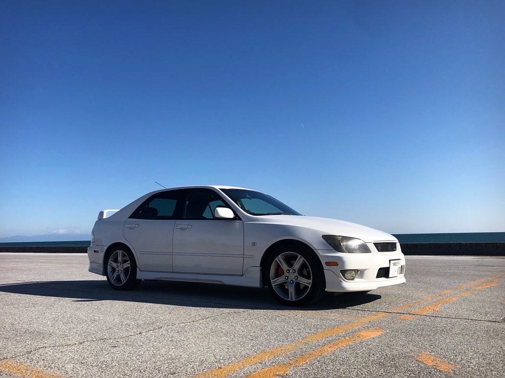 tsukka_drive's tweet photo. 今年はV8スーパーチャージャーに換装するぞ！（しません）
もうおじさんなので4ドアセダンを上品に乗りこなす！

旧車卒業したつもりがコイツもそろそろ25年選手…。
#ツッカマシン
#Altezza #アルテッツァ
#LexusIS200 #LexusIS300 #is200  #is300 https://t.co/ZlM5zq1F4j