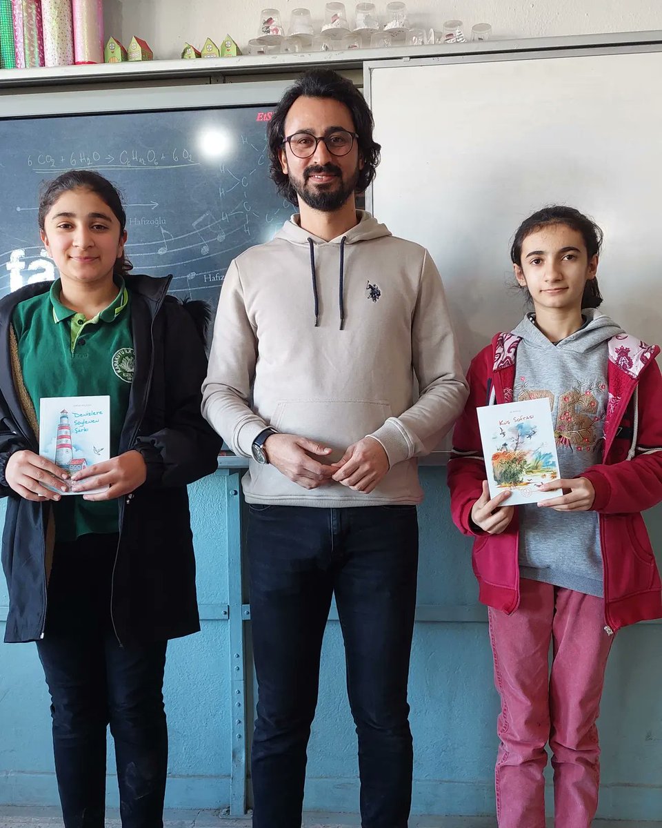 Aralık ayı içerisinde en çok kitap okuyan öğrencilerimizi ödüllendirdik 😊 Bu konudaki gayretleri için onları tebrik ederiz 👏👏 Emeği geçen öğretmenlerimize de teşekkür ederiz 💐
<a href="/mardinilmem/">Mardin İl Millî Eğitim Müdürlüğü</a> <a href="/kiziltepemem47/">Kızıltepe İlçe Milli Eğitim Müdürlüğü</a> <a href="/Murat69_Demir/">Murat Demir</a> @AhmetBilen0647 <a href="/Vedat47Bayram/">Vedat Bayram</a>