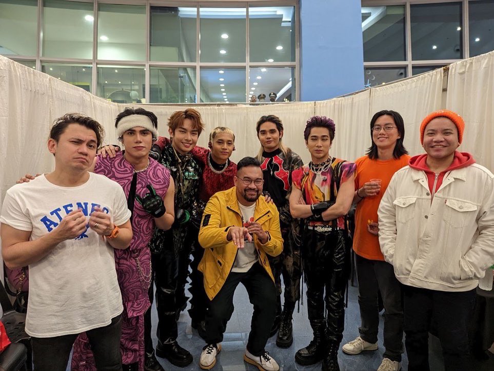 SpongeColaPH's tweet photo. Wrapped up 2022 with @SB19Official backstage tambay!🤩 #sb19 #MOACountdownto2023 #SB19atMOA https://t.co/JIpe6ghqqS