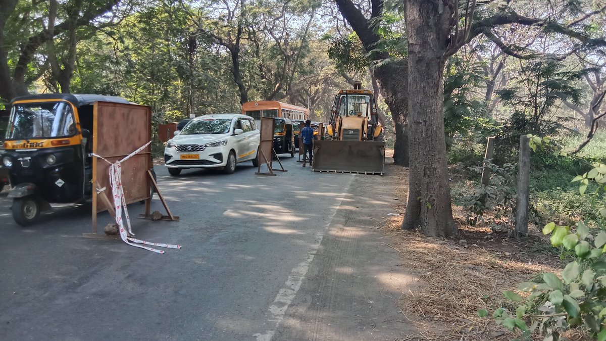 eventssanjay007's tweet photo. आदरणीय महोदय @Dev_Fadnavis @CMOMaharashtra Goregaon East #aareycolonyroad मे मरम्मत का काम हो रहा है @ZeeNews #RTOMumbai आपसे अनुरोध है यहाँ से पवई और मरोल जाने वाली गाड़ियां को रोका जाए @bjpmumbai @indiatvnews @nitin_gadkari @MumbaiPolice @VidyaThakurBJP @Republic_Bharat https://t.co/hD223ROV1r