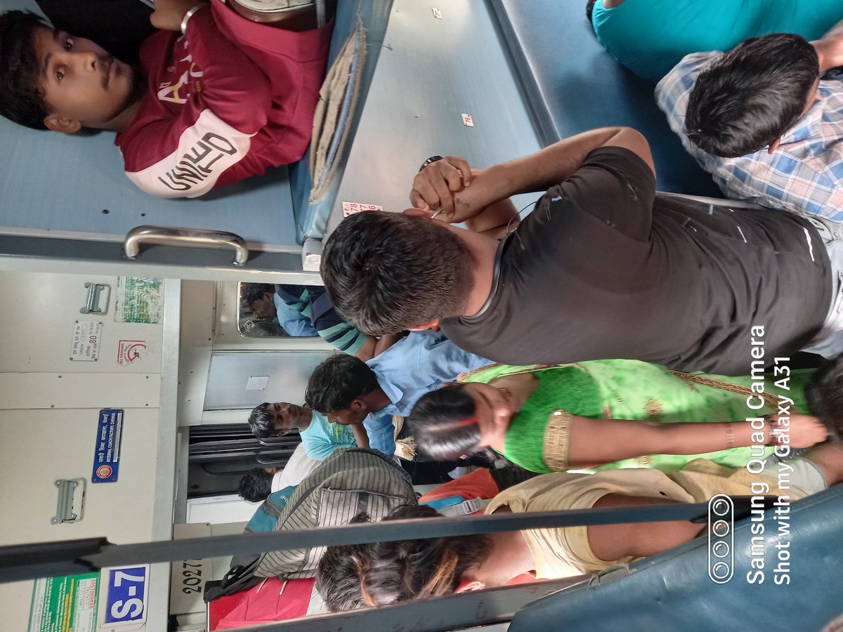 PinkiTrishna's tweet photo. These are the images of sleeper coach of train no. 12791, every year we are paying more for the services. But it is still like 20 years before @RailMinIndia @PMOIndia @AshwiniVaishnaw https://t.co/54D2cwLYIk