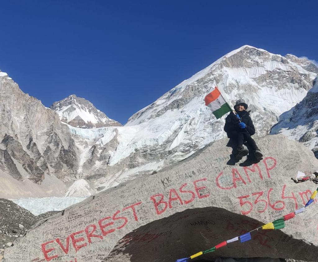 DrPramodPSawant's tweet photo. Heartiest congratulations to #GunjanNarvekar from #Goa on completing the peak winter Mount Everest Base Camp Trek in 8 days. Being one of the youngest girls to have achieved the feat, she has a bright future in Mountaineering. 

My best wishes to her. https://t.co/VtnTtYErWN