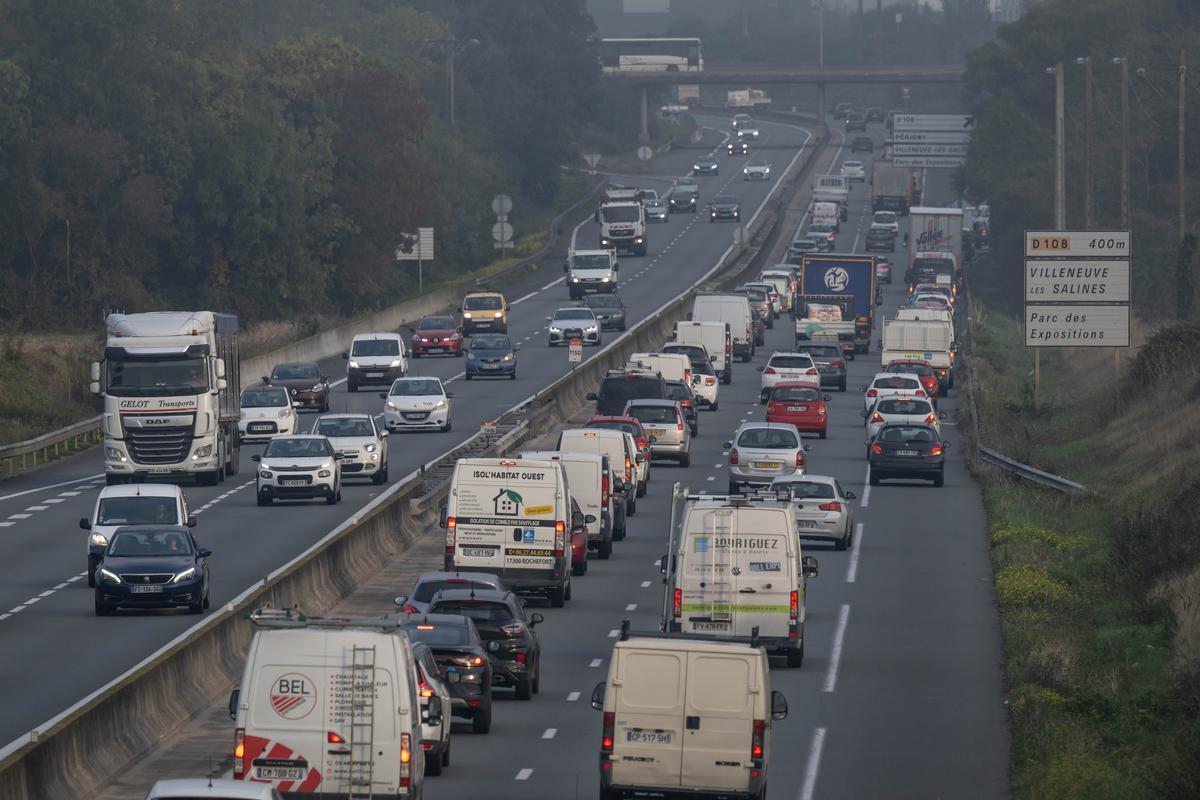 SO_LaRochelle's tweet photo. La Rochelle : faut-il passer la rocade à 70 km/h ? https://t.co/Qq6G7aWCL5 https://t.co/qg0lJkM7UU