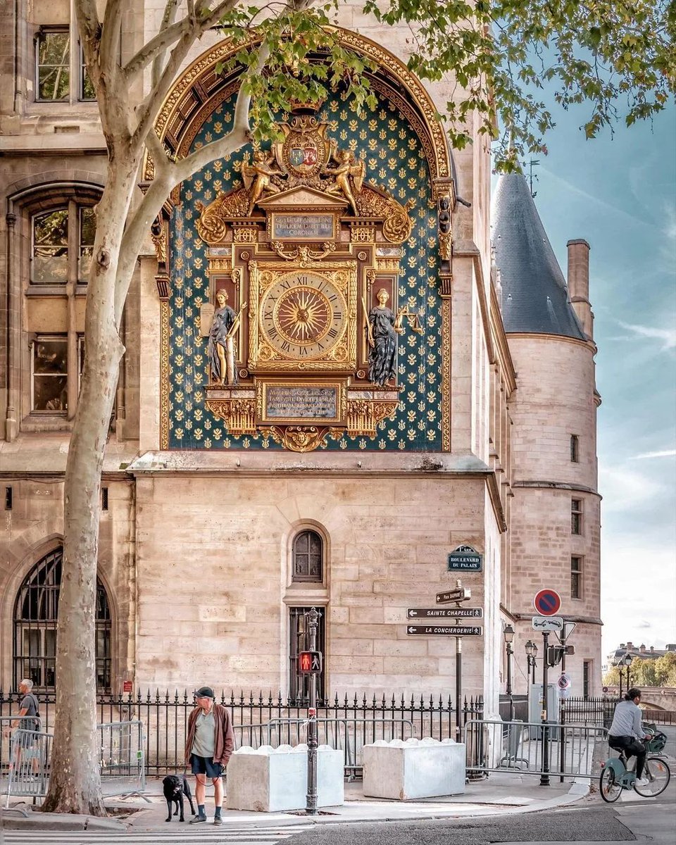 La plus ancienne horloge publique de #Paris sur une des tours de la Conciergerie en bord de Seine, elle donne l’heure aux Parisiens depuis 1371. (c)@lesfacadesdeparis
paris-visites-guidees.com