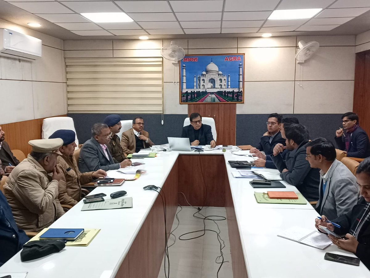 प्रमुख सचिव नगर विकास विभाग उ0प्र0 द्वारा मंडलायुक्त #Agra/जिलाधिकारी/पुलिस आयुक्त/नगर आयुक्त/वीसी एडीए/एडीएम (प्रो0/सिटी)/पुरातत्व/मेट्रो रेल/सूचना इत्यादि अधिकारियों के साथ आज जी-20 के प्रस्तावित प्रतिनिधिमण्डल के प्रस्तावित भ्रमण कार्यक्रम की तैयारियों की समीक्षा बैठक की गयी।