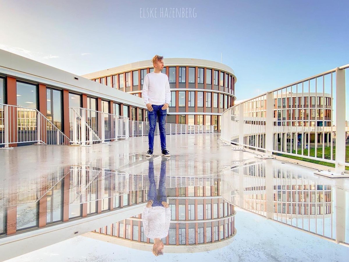 Happy new year everyone! Maak van 2023 een mooi jaar. 🎆

Ik wens jullie heel veel liefde, gezondheid en dat je maar kan doen wat je het allerliefste doet!

Liefs Thom 

📸 Elske Hazenberg