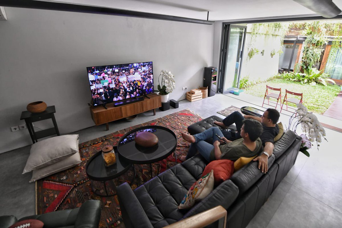 (1/10) Menghabiskan awal tahun bersama Mikail dengan menonton The Edge of Democracy (2019) di Netfli...