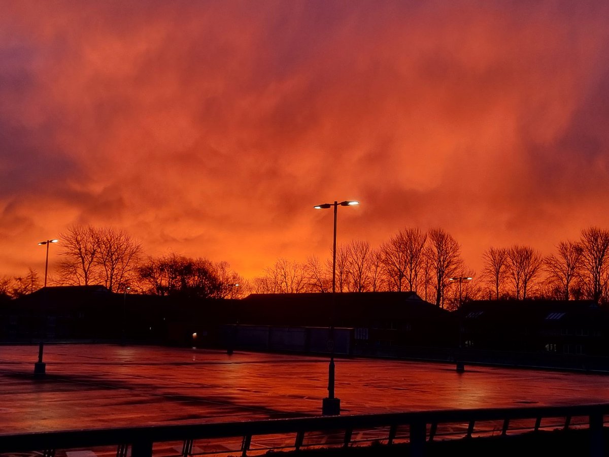 UniOfHull's tweet photo. We're ready to rise to the occasion in 2023! 🌅

Let's make this year one to remember 🎉

📸  Craig Burtenshaw &amp; Jane Dawson https://t.co/3P61LAoKAq
