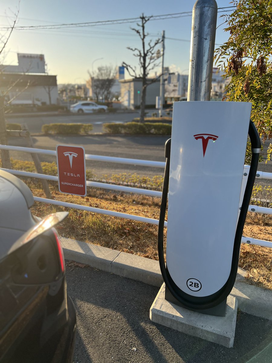 TESLAQ9's tweet photo. 蔦屋書店やカインズが入る大型のショッピングモールLECTにある広島SC。久しぶりに来たら形が変わってますね。8台中2台が専用スペース。買い物してたら20分はあっという間。 https://t.co/xd31nsQCqS