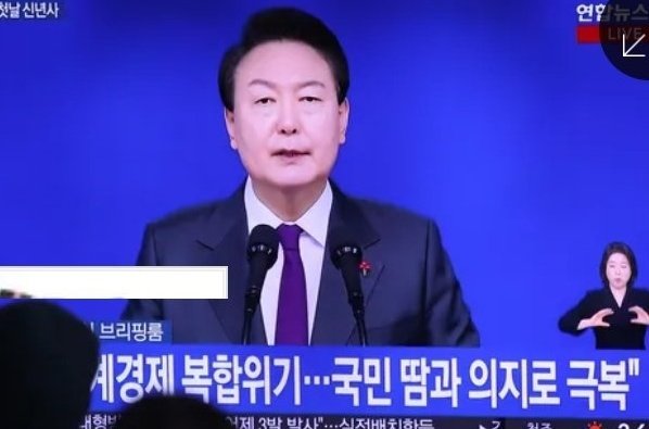 왜 윤석열 본인은 땀을 흘리려하지 않고 (똥배 들어갈까봐?) 국민의 피와 땀과 눈물을 마시려고만 하는가. (술이냐?)