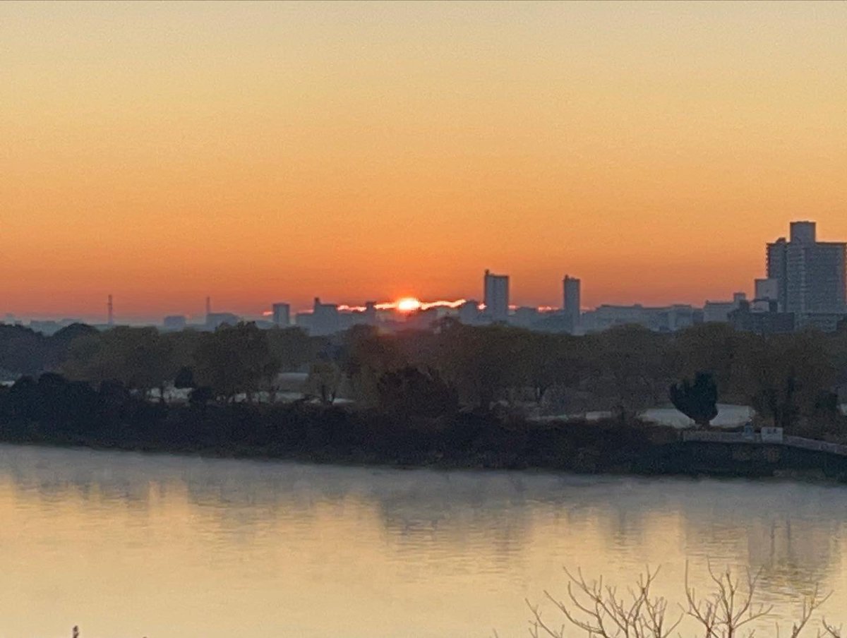 junko76's tweet image. 初日の出を見に行きました🌅
空のグラデーションが、きれいでした✨ ✨ ✨ 
たくさんの人が見に来ていました。
#新年
#初日の出 #firstsunrise
#荒川
#スカイツリー
#鳥の群れ
#そら #sky
#グラデーション #Gradation