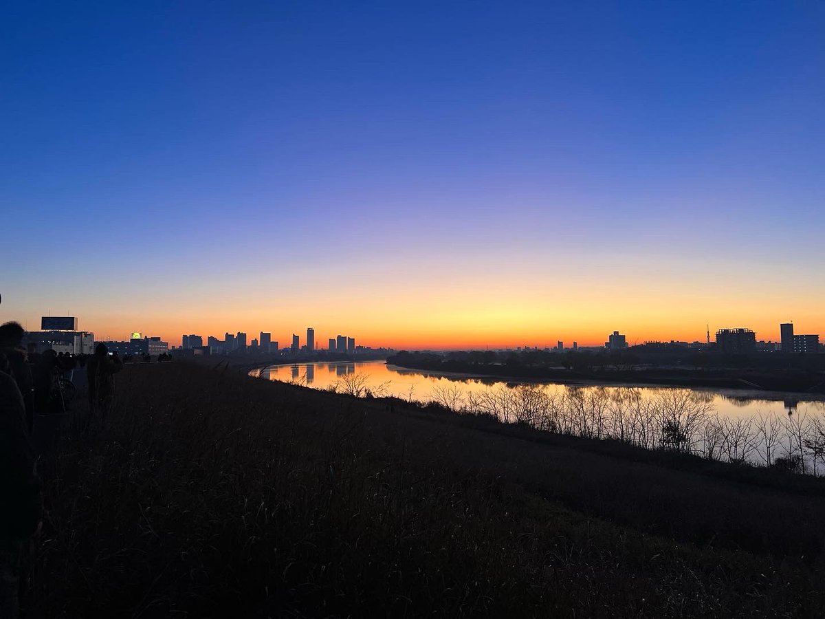 junko76's tweet image. 初日の出を見に行きました🌅
空のグラデーションが、きれいでした✨ ✨ ✨ 
たくさんの人が見に来ていました。
#新年
#初日の出 #firstsunrise
#荒川
#スカイツリー
#鳥の群れ
#そら #sky
#グラデーション #Gradation