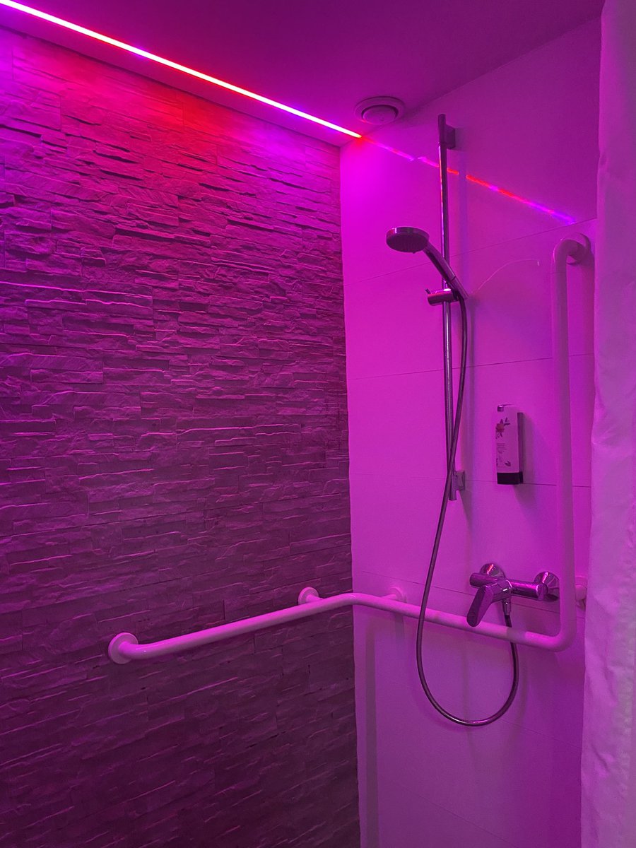 mierenzijncool's tweet image. dit hotel vraagt erom dat er geneukt wordt in de douche