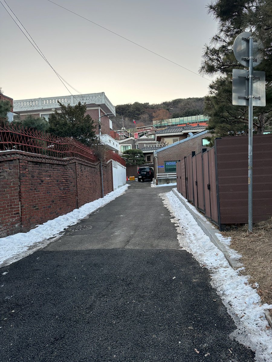 새파란 중고딩들이 대학생 진용훈한테 커피 건네면서 밴드 제안한 골목이 여기란다......
아 ㅈㄴ 기분이상해