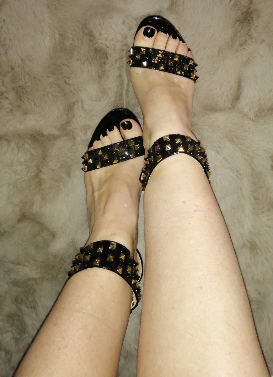 FeetDutch's tweet photo. Goodmorning inferiors, be gentle or the spikes will punish you..

#feetfethish #Feet #footworshi̇p #obedience https://t.co/w4oPnb4P5s