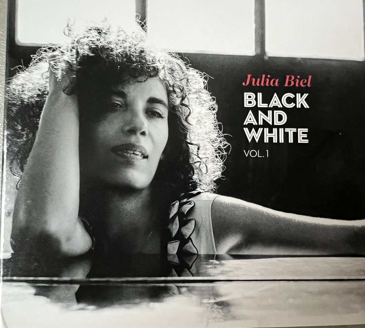 thierryB75015's tweet photo. Un peu de bonne musique pour adoucir les mœurs avec @juliabiel une artiste à la voix magique ! https://t.co/CgfIOuLAeM