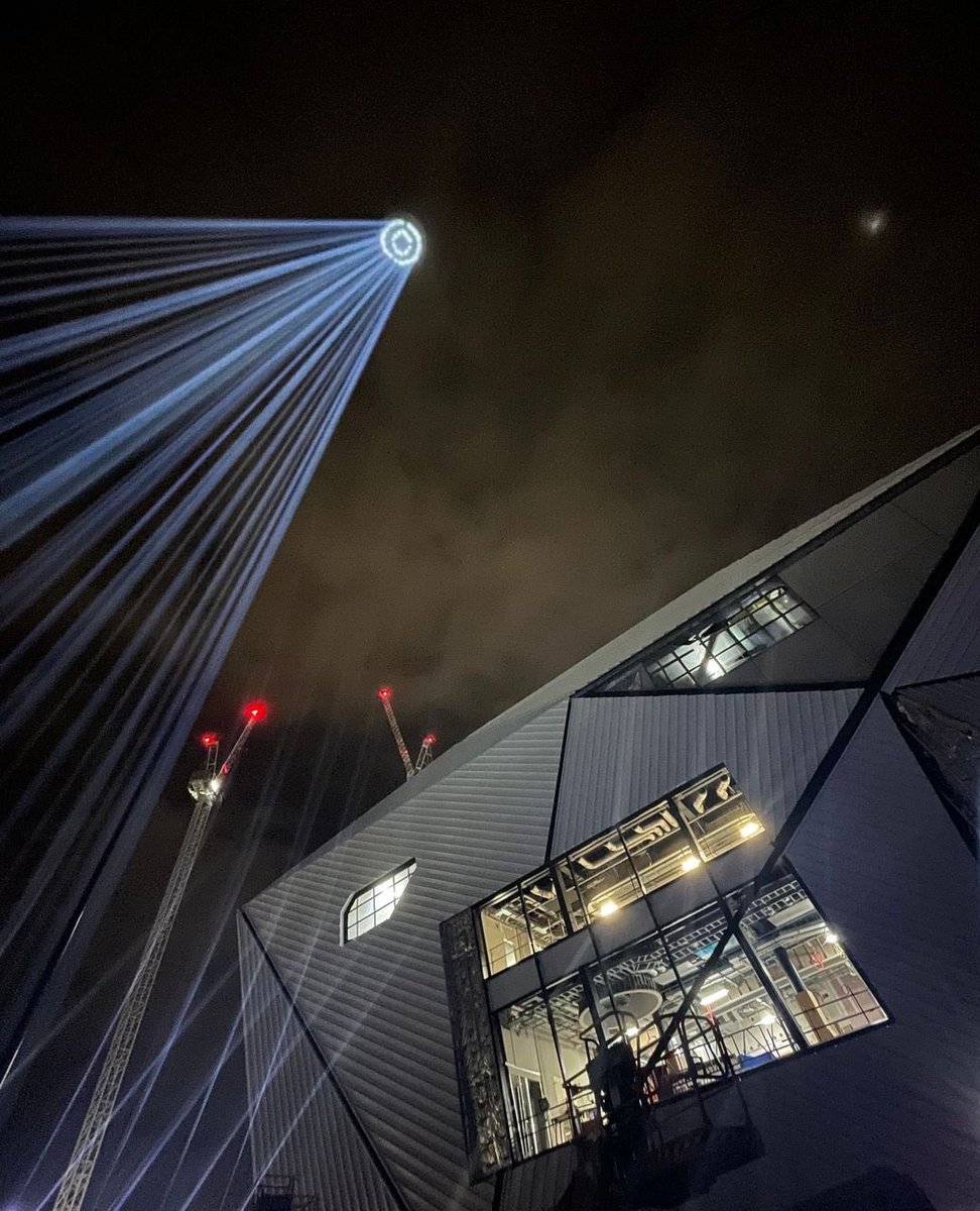 McrFinest's tweet image. Last night ‘First Breath’ launched at @factoryintl - a mesmerising installation that shoots powerful beams of light up high above the city’s skyline and slowly pulses to represent the moment that a baby takes its first gasp of air in Greater Manchester.