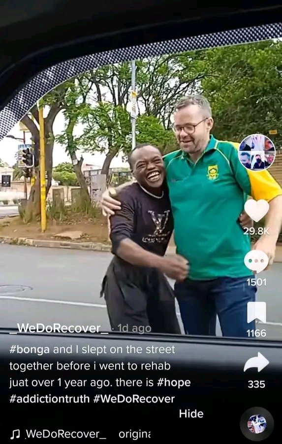 MDNnewss's tweet photo. #RECOVEREDADDICT The guy seen with Bonga says he knows him so well, he slept on the streets with him. He left for rehab over a year ago and has since recovered.
#MDNnews https://t.co/0Mnl5Jzczq