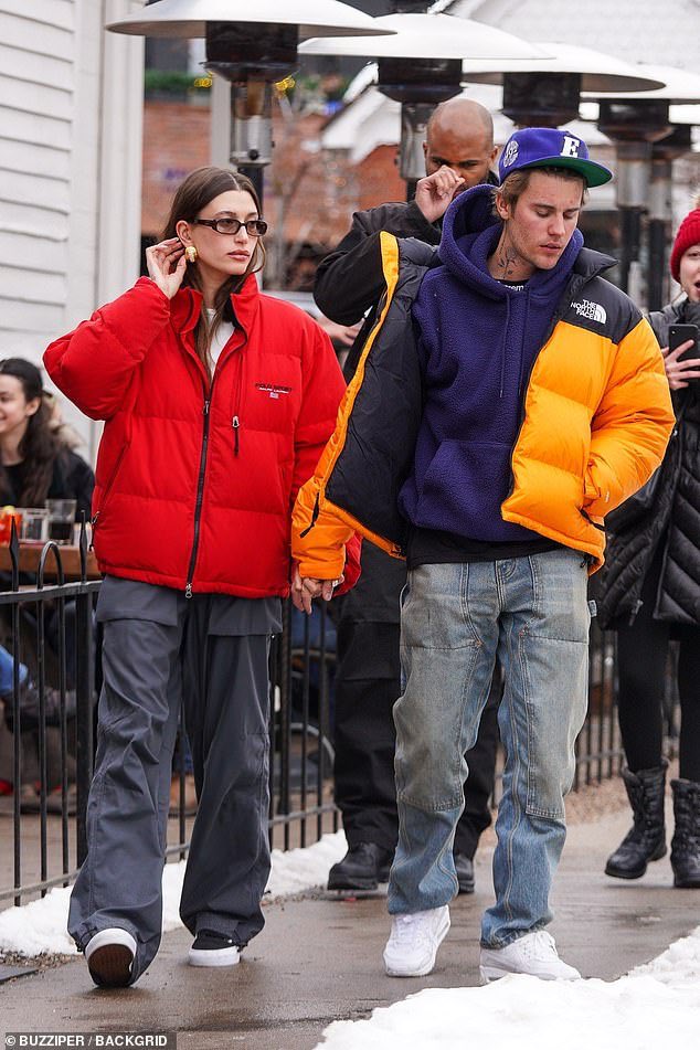 RT @haileysoutfits2: Hailey and Justin out in Aspen. https://t.co/N50Xjbv1Dt