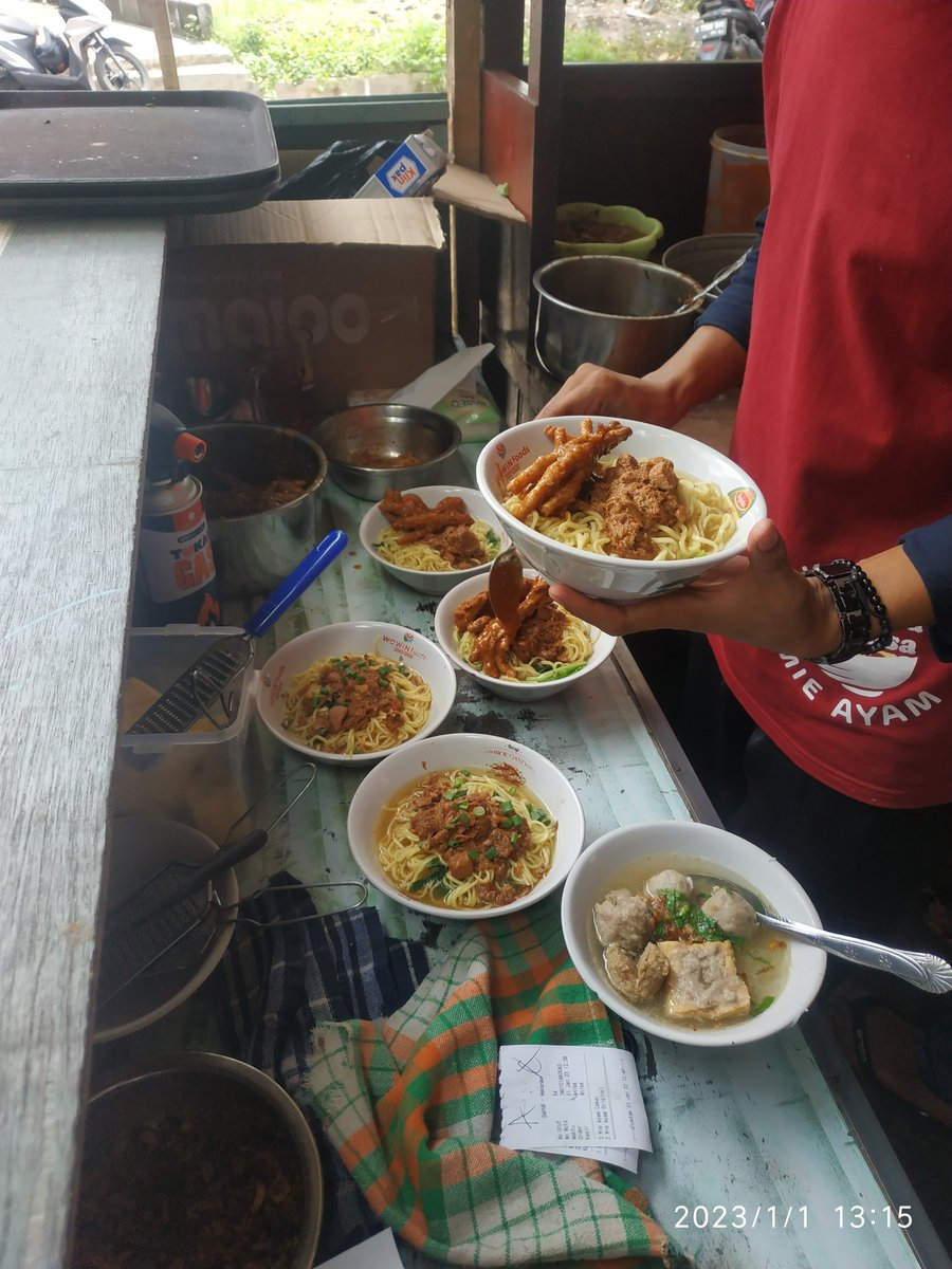 subcon_id's tweet photo. Udah pernah belom nyoba makan di warung mie deket TMP jl. Veteran?
Antri berapa menit disini? 😁

Bakso &amp; Mie Ayam Nina Rasa
Mienya enak, berempah dan sedikit berkuah gaa bikin eneg. Banyak yg pesen mie ayam moza  8/10
Harga mahasiswa

#laporlaper
@malangkuliner https://t.co/zzuz1nnQhT
