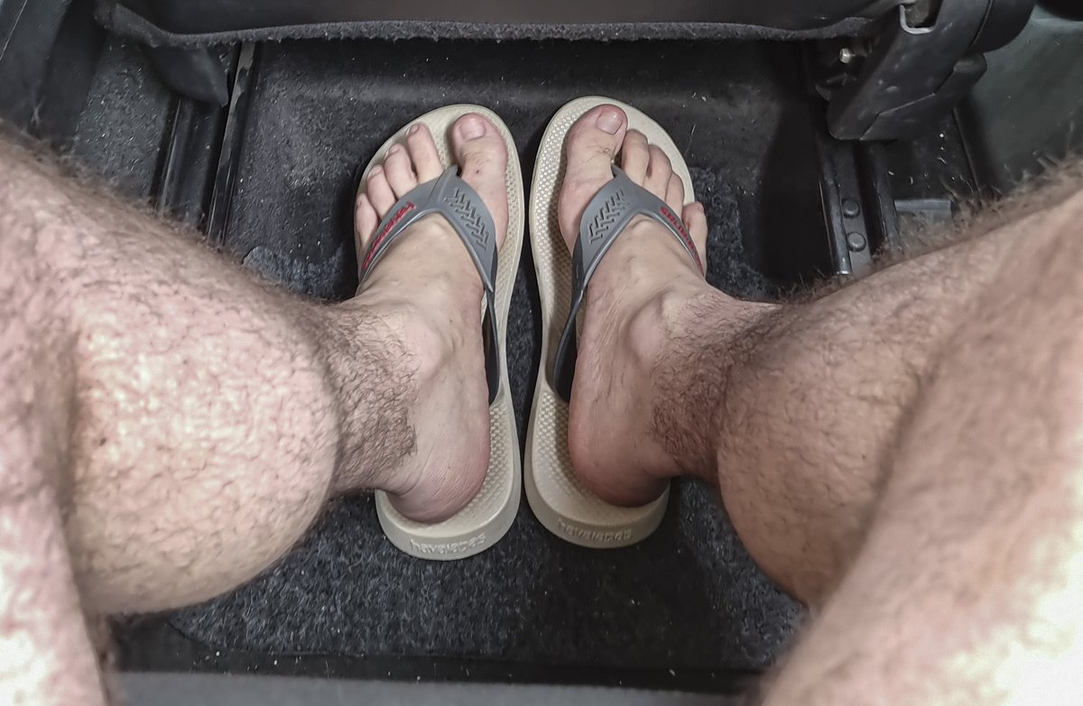 pezaosp's tweet photo. Se tá calor, vou de chinelão no Uber mesmo... #malefeet #gayfeet #gayfooworship #flipflops #pesmasculinos #pezao https://t.co/1dqdfSQ9gy