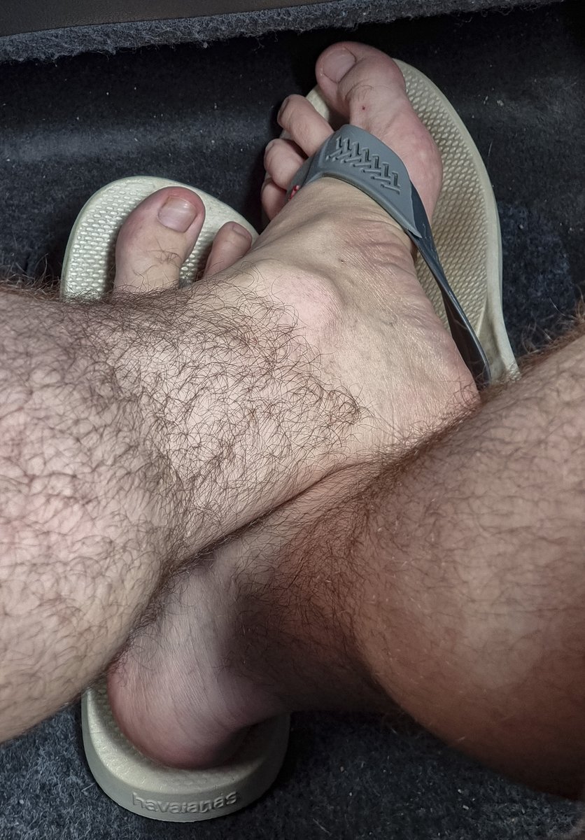pezaosp's tweet photo. Se tá calor, vou de chinelão no Uber mesmo... #malefeet #gayfeet #gayfooworship #flipflops #pesmasculinos #pezao https://t.co/1dqdfSQ9gy