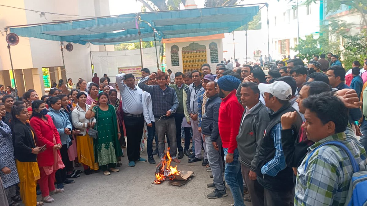 sunilso31395024's tweet photo. संविदा स्वास्थ्य कर्मचारी संघ हड़ताल का 19वा दिवस आश्वासनो की होली जलाई गई https://t.co/TlCL0Ag5gX