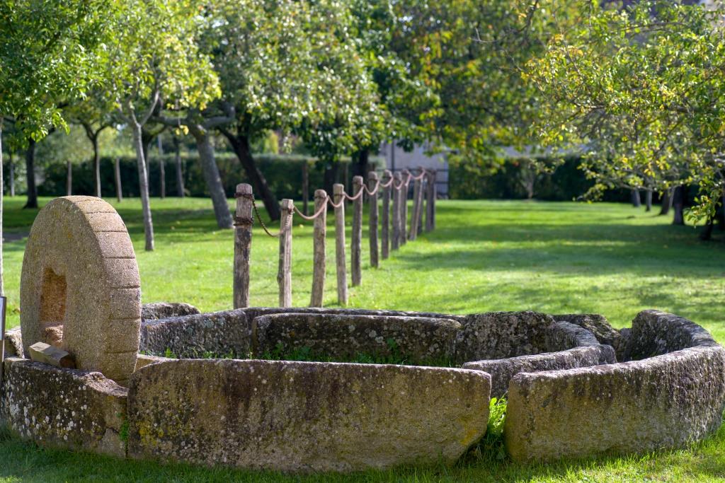 AbbayeNormandie's tweet photo. Allons au vert pour débuter cette nouvelle année ! Au Prieuré Sainte-Gauburge qui abrite à ce jour l'Écomusée du Perche #Orne. Fondé au XIe. Il est dédié à Sainte Gauburge, abbesse d’un grand monastère bavarois au VIIIe. #Normandie #Patrimoine (Crédits 📷Michel Dehaye). https://t.co/E3v39ZOO3M