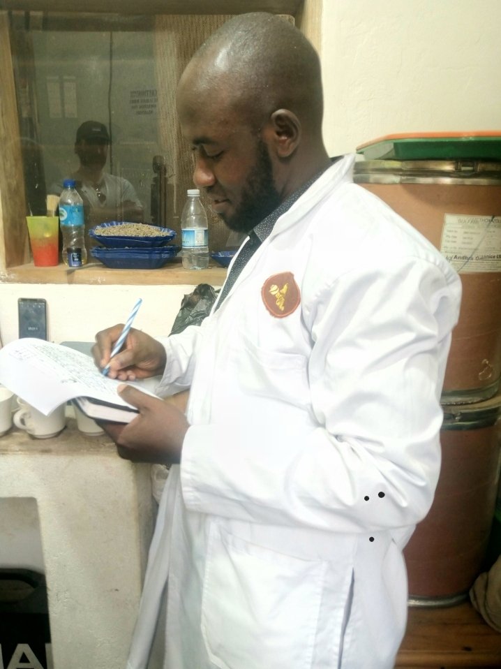 darling_ug's tweet photo. Its 2023, we are much grateful to the Almighty for the Passover.
Today we are preparing for the 2nd batch #Cuppingsession of our #SingleOrigin specialty #MicroLots from Mount Elgon region. The 1st batch produced excellent profiles with av. score 85.25% 🌱🍒❤
#QualityAssurance https://t.co/HORk7708M0