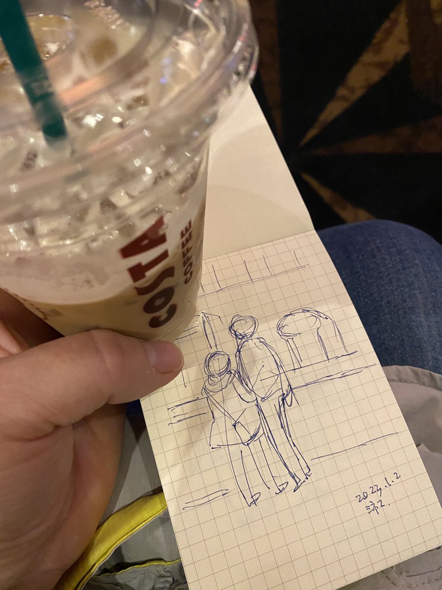 映画の待ち時間。
あんまり暑いのでアイスカフェラテ飲みながら、カフェスケッチ。

わずか数秒なのに、スケッチさせてもらった人達から伝わってくる関係性にひとり胸熱になっている。
#カフェスケッチ 
#これからスラダン観る https://t.co/V2URAnHENW