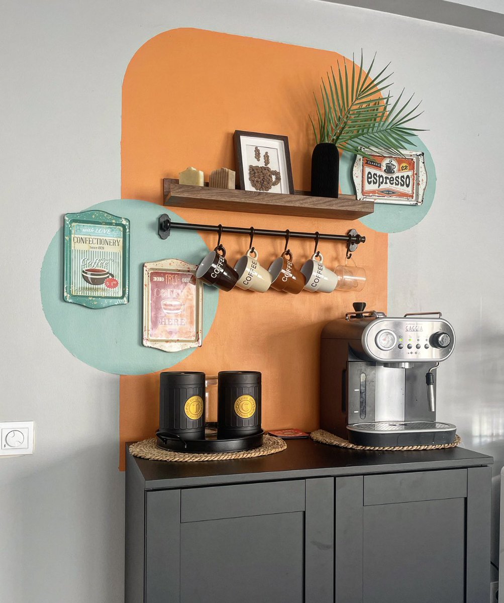 Biraz bütçeye uygun olsun dedik ama kaliteden ödün vermek istemedik. Kahve köşemizi nasıl yaptık, neyi nereden aldık gibi soruların yanıtı bu videoda olacak. 

Yeni videomuz Çarşamba günü yayında olacak! Kahvenizi unutmayın ☕️