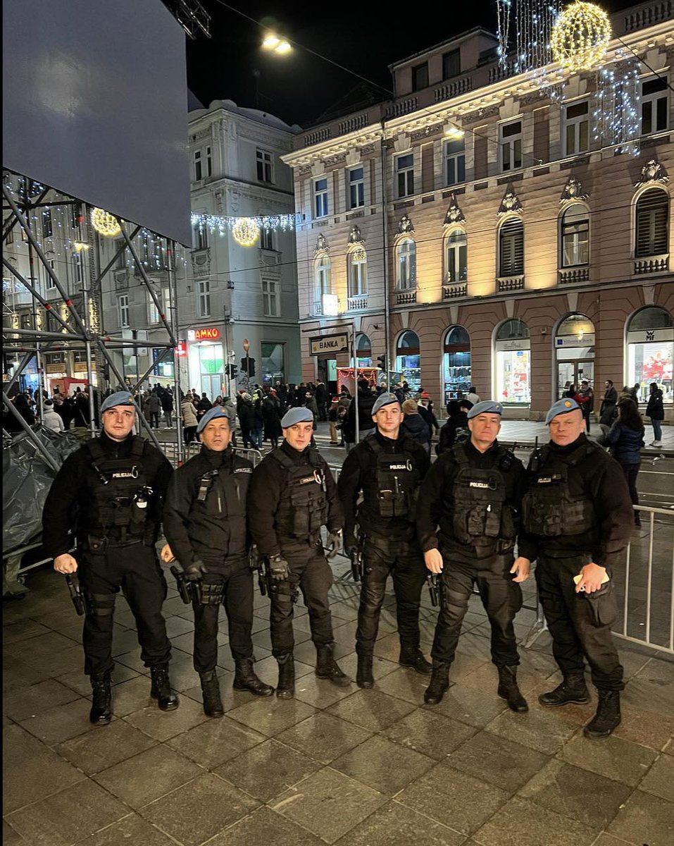 mup_ks's tweet photo. Policijski službenici Uprave policije MUP-a Kantona Sarajevo na osiguranju javnog dočeka Nove 2023.godine @mup_ks #upravapolicije #nova2023 #novagodina #budimoodgovorni #police #sarajevo https://t.co/YdRZweW2pQ