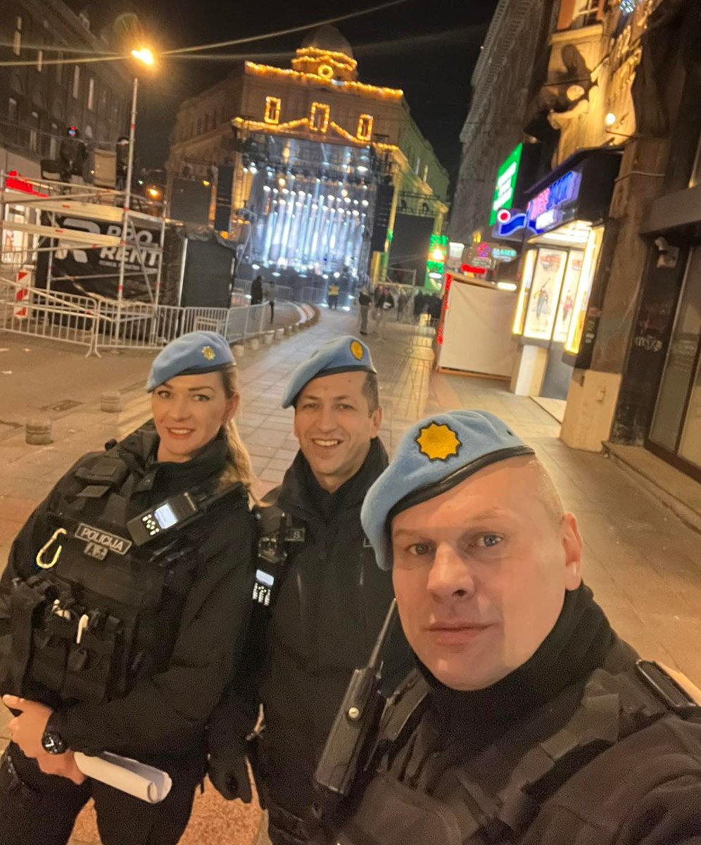 mup_ks's tweet photo. Policijski službenici Uprave policije MUP-a Kantona Sarajevo na osiguranju javnog dočeka Nove 2023.godine @mup_ks #upravapolicije #nova2023 #novagodina #budimoodgovorni #police #sarajevo https://t.co/YdRZweW2pQ