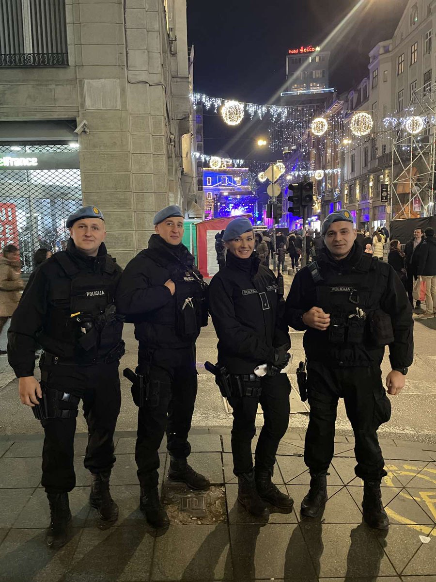 mup_ks's tweet photo. Policijski službenici Uprave policije MUP-a Kantona Sarajevo na osiguranju javnog dočeka Nove 2023.godine @mup_ks #upravapolicije #nova2023 #novagodina #budimoodgovorni #police #sarajevo https://t.co/YdRZweW2pQ